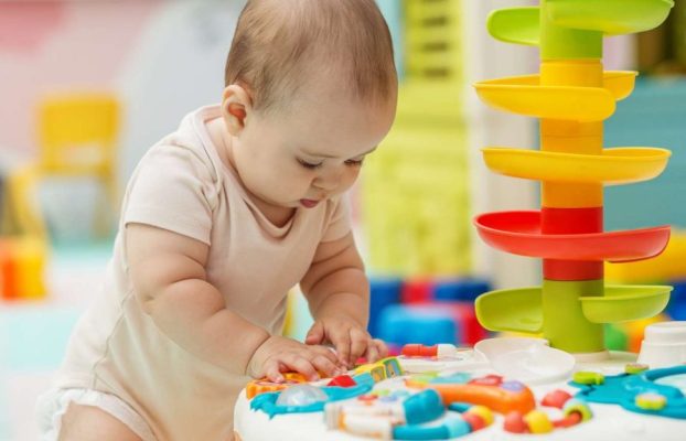 Actividades sensoriales con juguetes para niños pequeños